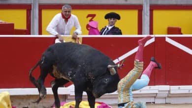 La terrible cogida de un Miura a Rubén Pinar congela Pamplona