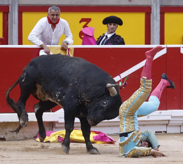 La terrible cogida de un Miura a Rubén Pinar congela Pamplona