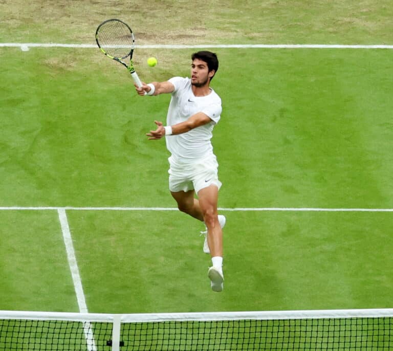 Alcaraz pasa el rodillo con Medvédev y se cita con Djokovic en la final de Wimbledon