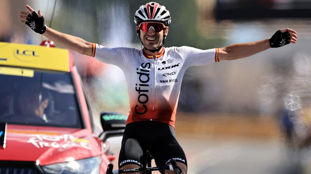 Ion Izagirre celebra su victoria de etapa en el Tour de Francia