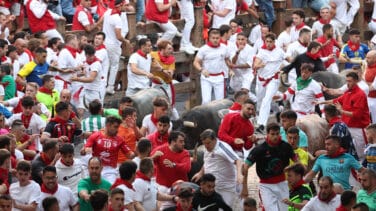 Multitudinario segundo encierro de San Fermín con los toros de Escolar