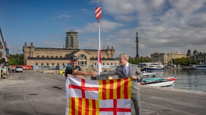 Collboni hace entrega de la bandera de Barcelona al Emirates Team New Zealand