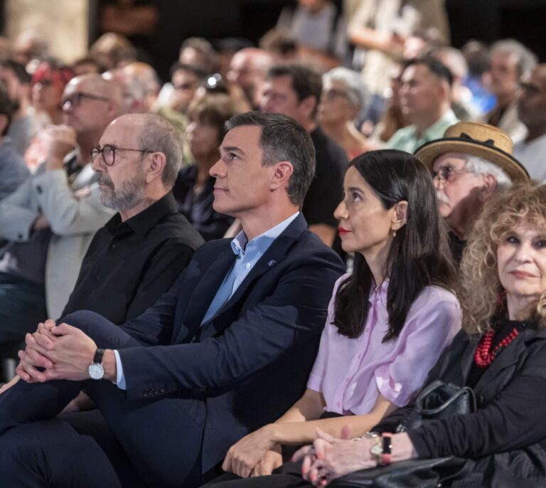 Sánchez advierte de la "amenaza" de los pactos PP-Vox en un acto con el mundo de la cultura