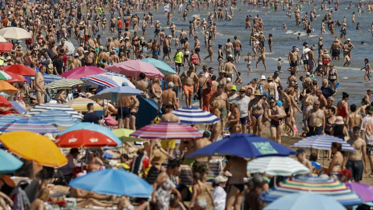 Numerosos bañistas disfrutan este domingo en la playa de la Malvarrosa en Valencia.