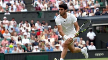 Alcaraz avanza a cuartos de final en Wimbledon tras remontar a Berrettini