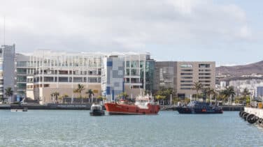 Se incendia una nave frigorífica en el puerto de Las Palmas de Gran Canaria