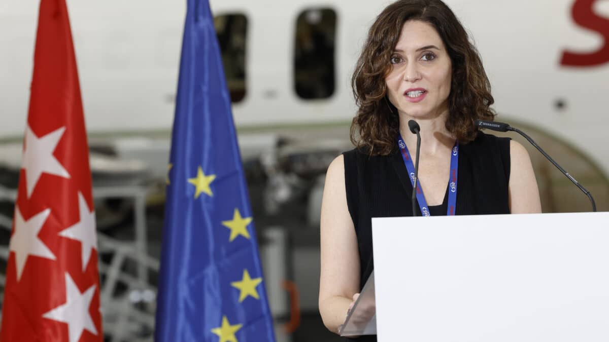 La presidenta regional, Isabel Díaz Ayuso, interviene este martes en el acto inaugural del hangar de Swiftair en el aeropuerto Adolfo Suárez Madrid-Barajas.