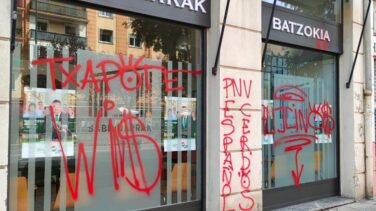 Atacan una sede del PNV en Bilbao con pintadas de 'Txapote gana' e insultos