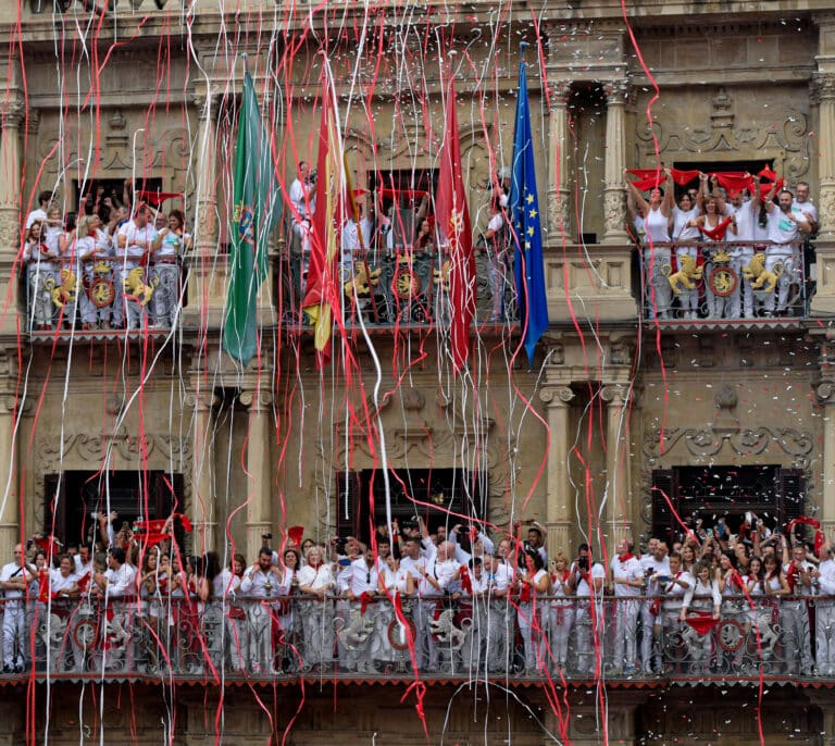 Y la fiesta estalló en Pamplona: "¡Viva San Fermín y aúpa Osasuna, no nos rendiremos!"