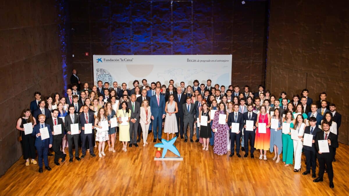 Foto de familia de la ceremonia de entrega de las becas de posgrado en el extranjero de la Fundación ”la Caixa”, celebrada este miércoles en Madrid.