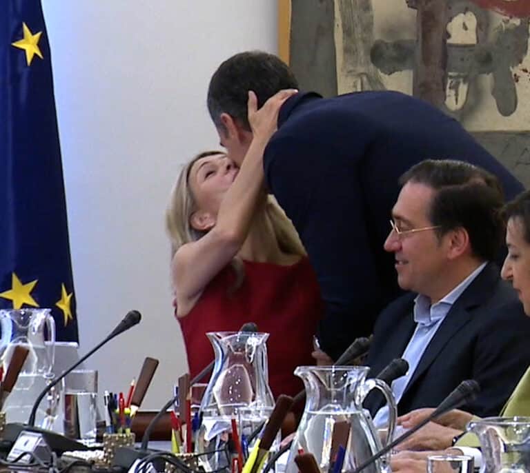 Del beso de Sánchez y Díaz a las caras largas de Belarra y Montero: la primera reunión del Gobierno en funciones