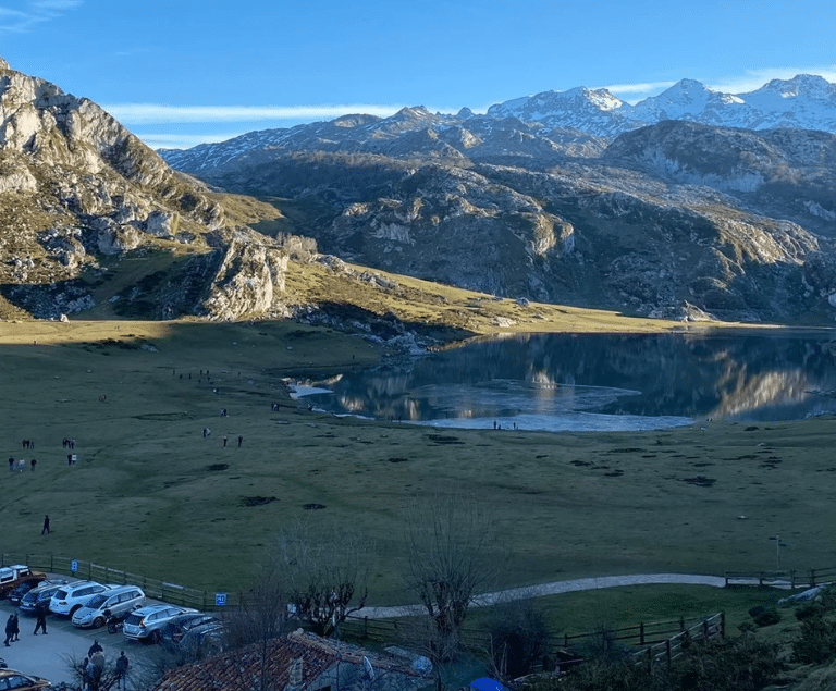 A partir de este sábado estará prohibido acceder a los Lagos de Covadonga en vehículo privado