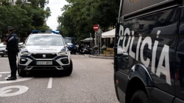 Un policía se sube al capó para evitar la huida de un conductor que causó un accidente con un coche robado en Madrid