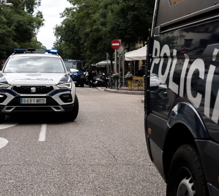 Un policía se sube al capó para evitar la huida de un conductor que causó un accidente con un coche robado en Madrid