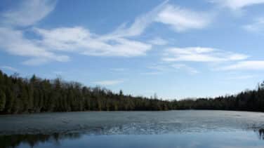 El lago canadiense que podría cambiar la historia geológica y acabar con un debate científico