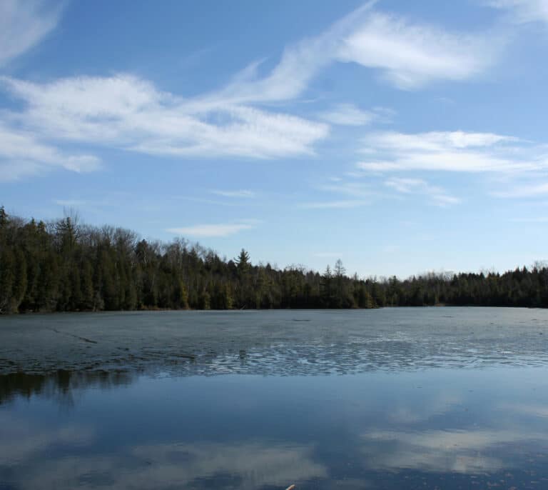 El lago canadiense que podría cambiar la historia geológica y acabar con un debate científico