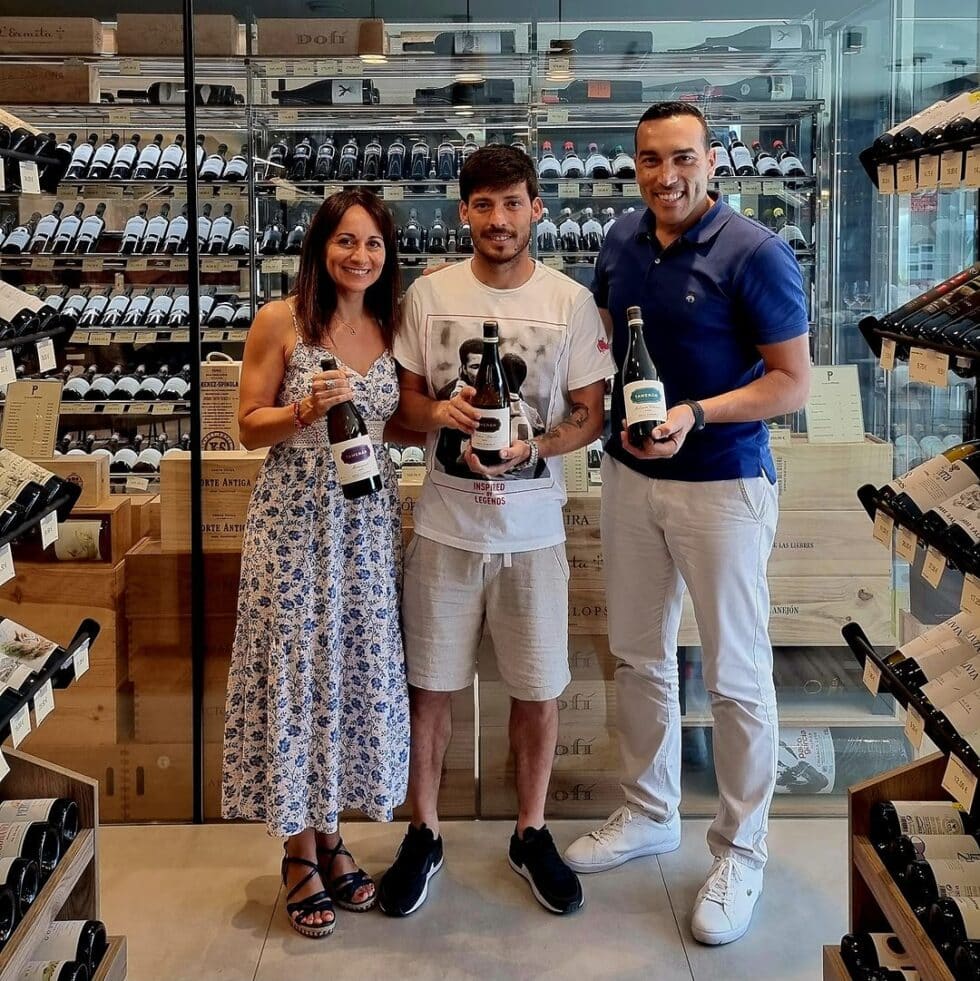 El futbolista David Silva con su vino, producido en Canarias