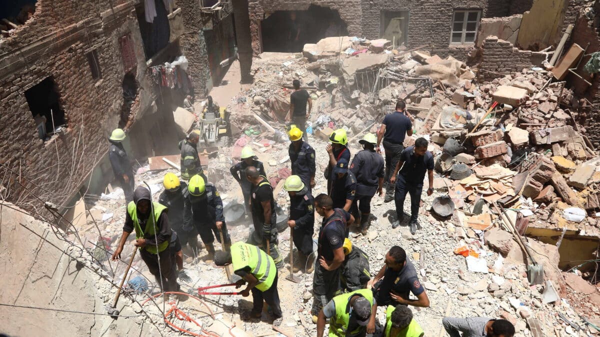Equipos de búsqueda y rescate inspeccionan el lugar de los restos de un edificio derrumbado en la zona de Hadaeq El-Qubbah de El Cairo, Egipto