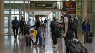 Los vigilantes de seguridad del Prat convocan huelga a partir de agosto y ponen en jaque los accesos a los vuelos de turistas