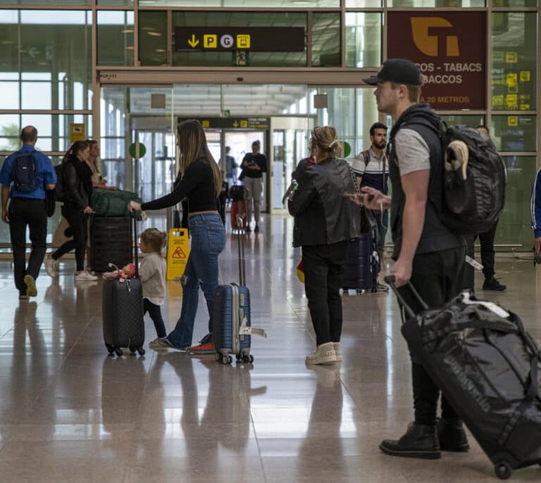 Los vigilantes de seguridad del Prat convocan huelga a partir de agosto y ponen en jaque los accesos a los vuelos de turistas