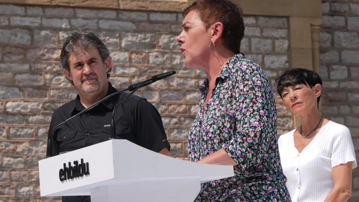 La portavoz de EH Bildu en el Congreso, Mertxe Aizpurua, interviene durante un acto de campaña de EH Bildu, en la Plaza Cataluña, a 9 de julio de 2023, en San Sebastián