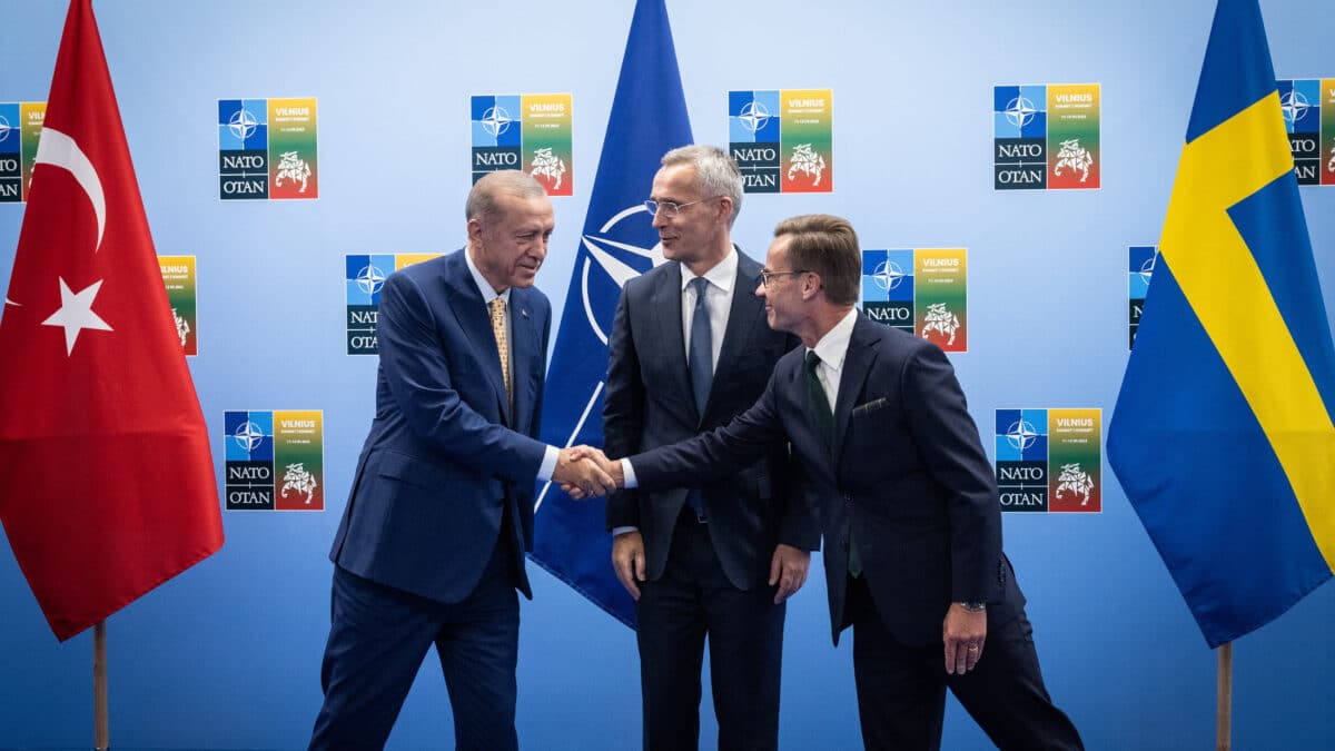Tayyip Erdogan, presidente de Turquía, y Ulf Kristersson, primer ministro de Suecia, se dan la mano frente a Jens Stoltenberg, secretario general de la OTAN
