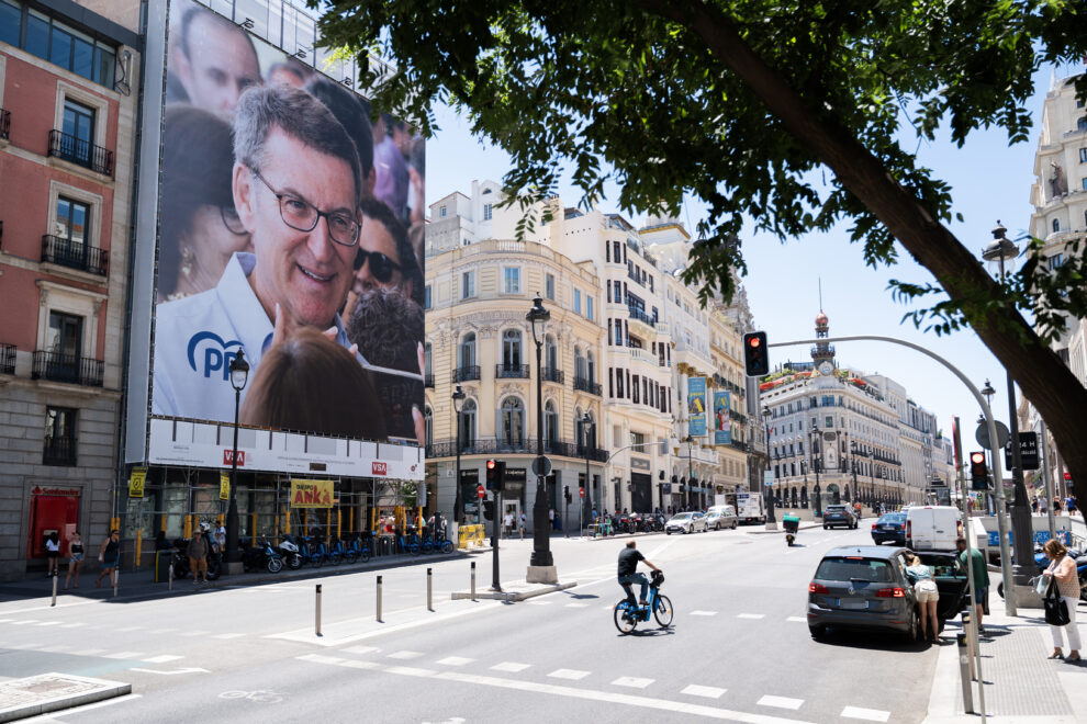 Una lona colgada por parte del PP, a 14 de julio de 2023, en Madrid (España). 