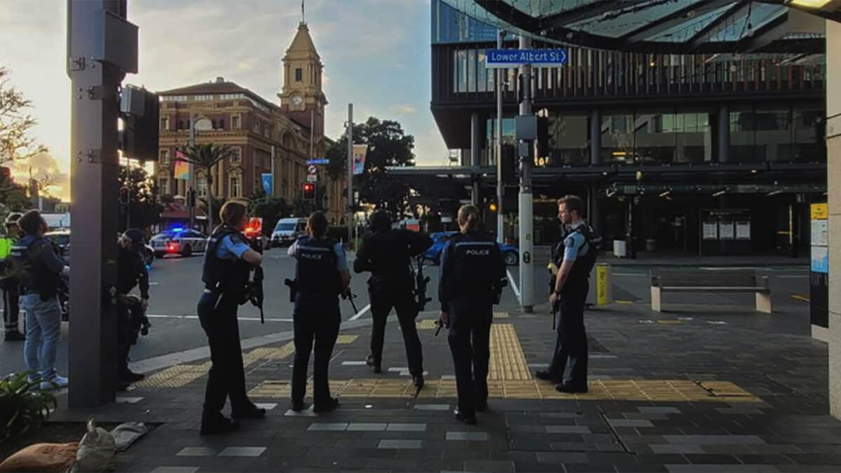 Agentes de policía en la escena del tiroteo en Auckland, Nueva Zelanda