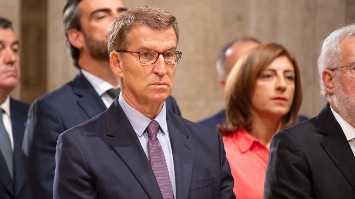 El presidente del Partido Popular y candidato a la presidencia del Gobierno de España, Alberto Núñez Feijóo (c)