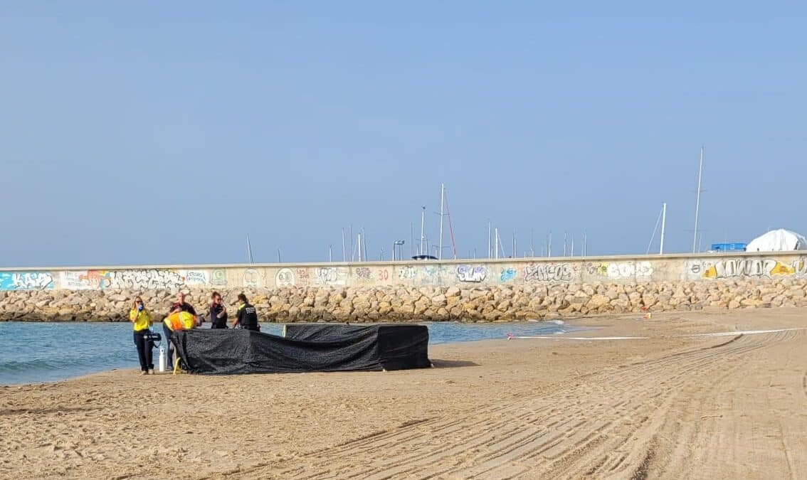 La policía encuentra el cadáver de un niño de "unos dos años" en una playa de Tarragona
