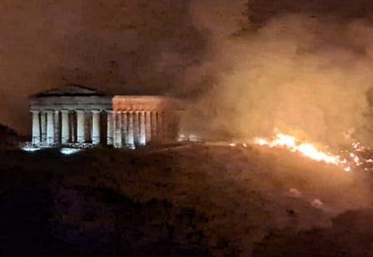 Las imágenes del fuego acorralando el templo griego de Segesta en Sicilia