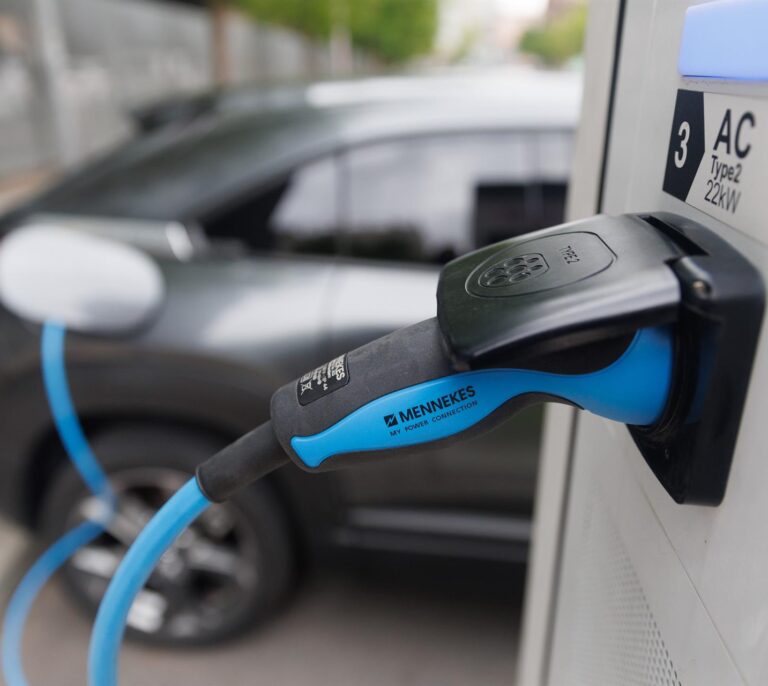 España matricula la mitad de coches eléctricos que la media de la Unión Europea