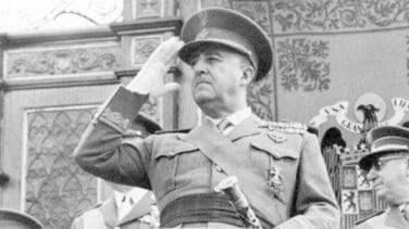 El BOE publica la retirada de las medallas del trabajo a Franco, Solís y Girón