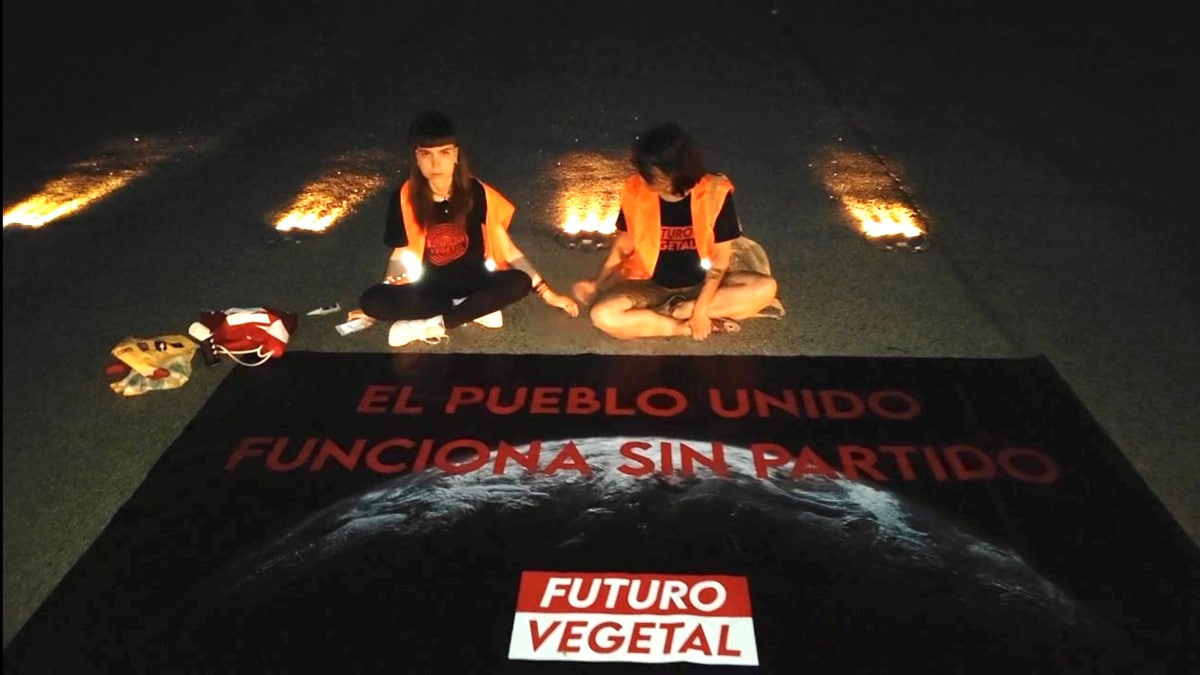Activistas de Futuro Vegetal acceden a una pista de aterrizaje del aeropuerto Adolfo Suárez-Madrid Barajas