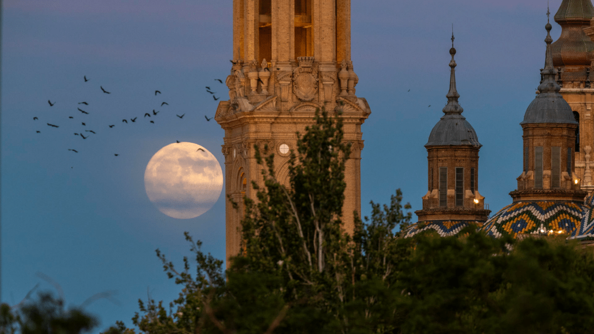 Así ha sido la superluna llena de julio conocida como “Luna de Ciervo” vista desde Zaragoza
