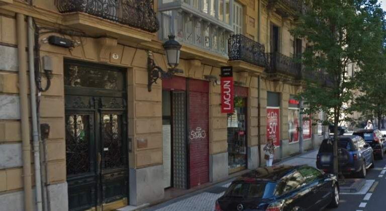 Cierra Lagun, la librería donostiarra contra la que no pudo ETA ni el franquismo