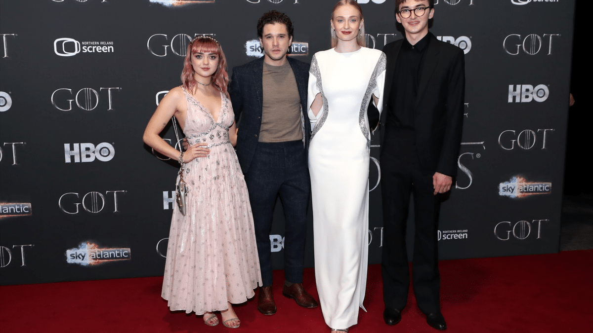 Maisie Williams, Kit Harington, Sophie Turner y Isaac Hempstead en el estreno de “Juego de Tronos”, que es una de las series con más nominaciones a los Emmy de la historia