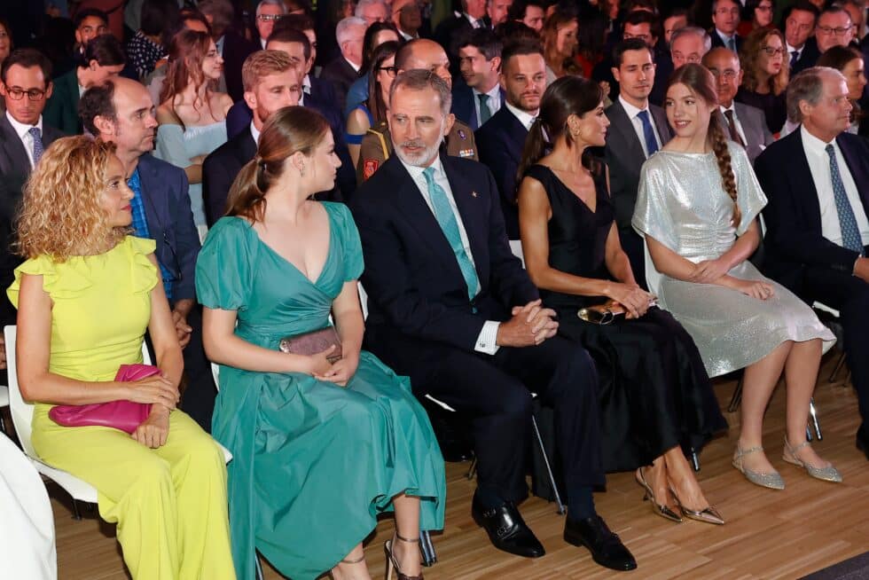 Los Reyes y sus hijas sentados en la primera fila de los premios Princesa de Girona