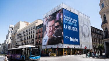 El PSOE pide a la Junta Electoral la retirada de la lona del PP por considerar que incumple la normativa