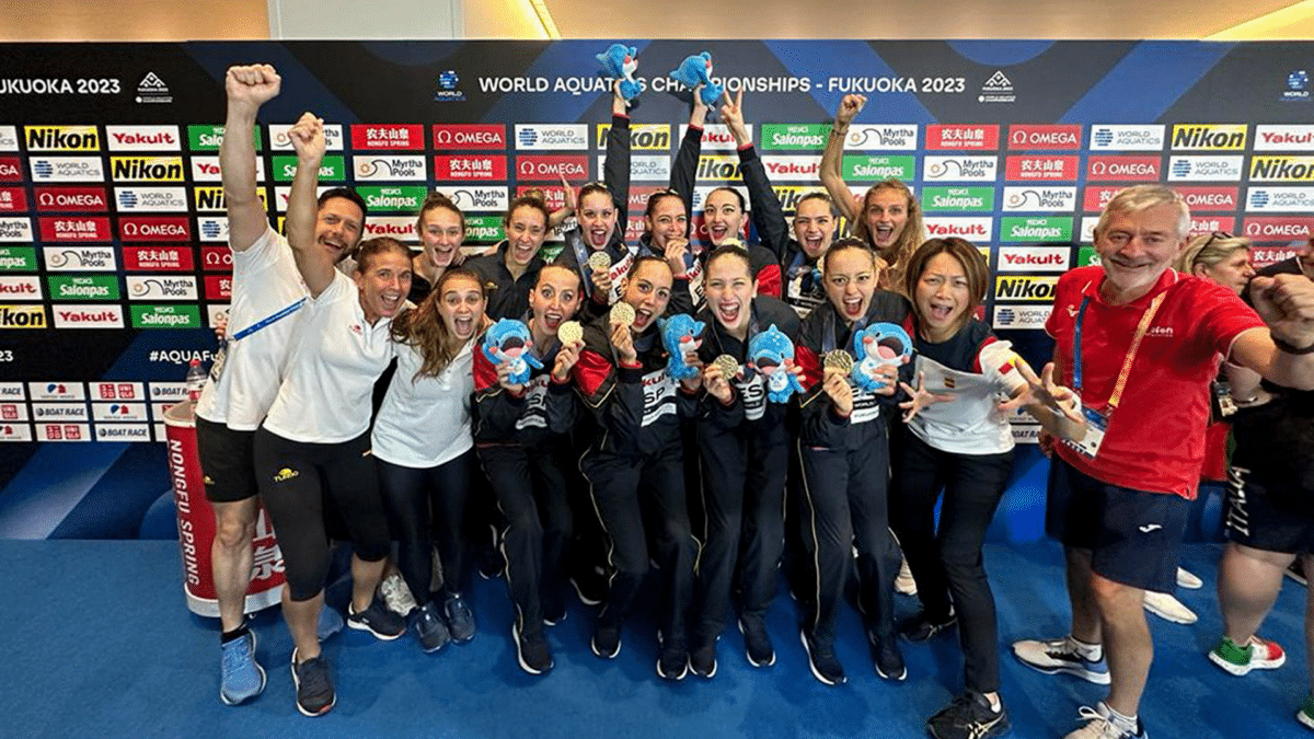 El equipo español de Natación Artística celebra su victoria en Fukuoka, tras conseguir el primer oro por equipos