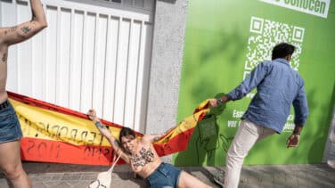 Tres activistas de Femen protestan frente a la sede de Vox a gritos de "nos asesinan por ser mujeres"