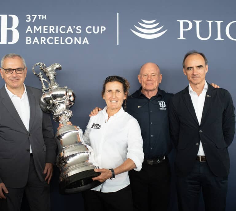 Emirates Team Zealand, el equipo campeón y defensor de la Copa América, llega a Barcelona