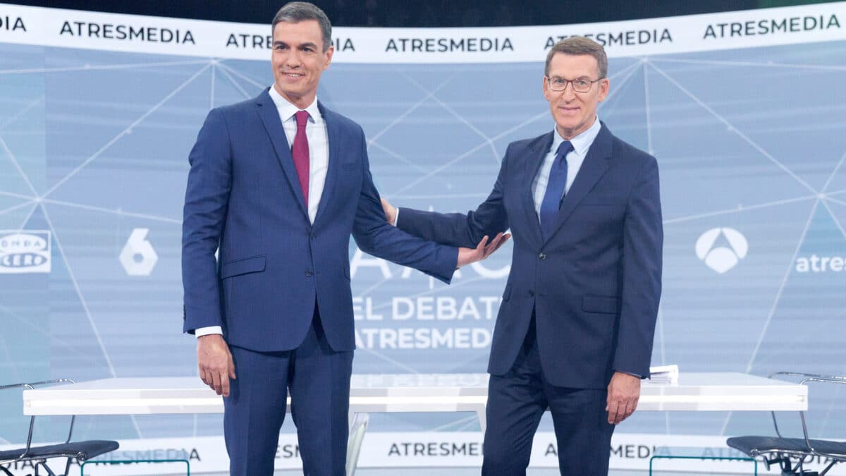 El presidente del Gobierno y candidato del PSOE a la reelección, Pedro Sánchez (i), y el candidato del PP a la presidencia, Alberto Núñez Feijóo (d), antes del programa 'Cara a Cara. El Debate'