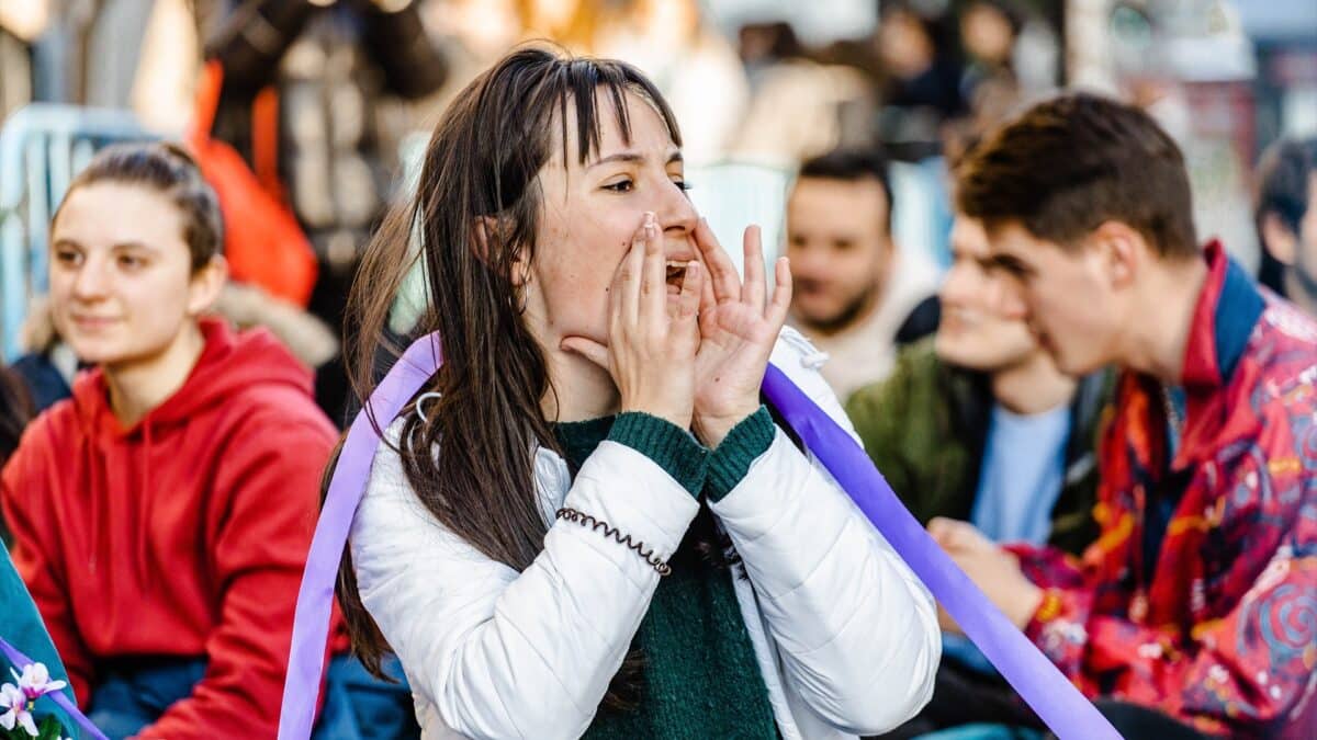 Una joven grita durante una manifestación del movimiento ‘Juventud por el Clima’ frente al Congreso de los Diputados, en Madrid.