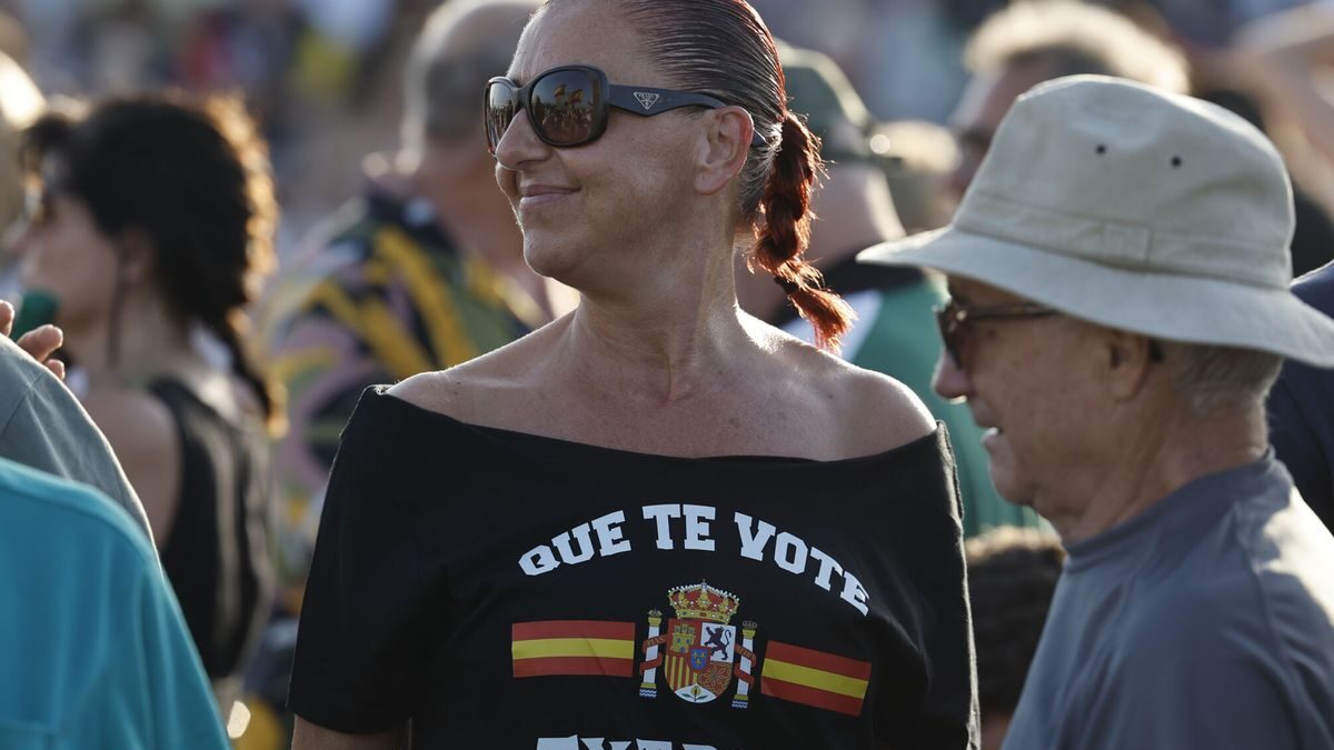 Una mujer luce una camiseta con el lema "Que te vote Txapote"