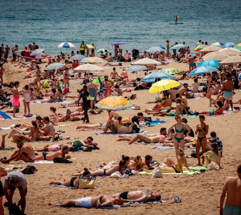 España batirá un nuevo récord de turismo extranjero pese a la subida de precios