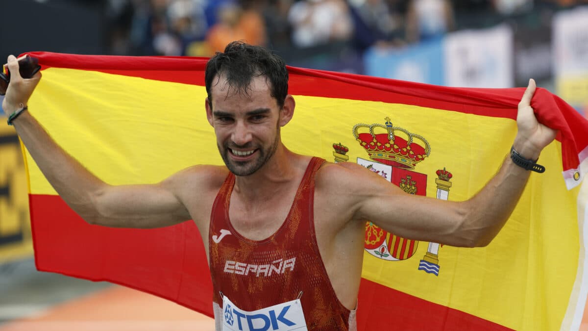 El español Álvaro Martín tras proclamarse campeón del mundo de 20 kilómetros marcha, con un tiempo de 1h17:32, en la jornada inaugural de los Mundiales de atletismo que se disputan en Budapest .