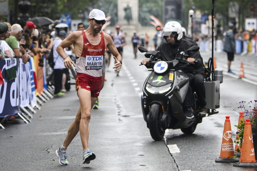 Álvaro Martín de España compite en la marcha masculina de 20 kilómetros en el Campeonato Mundial de Atletismo en Budapest