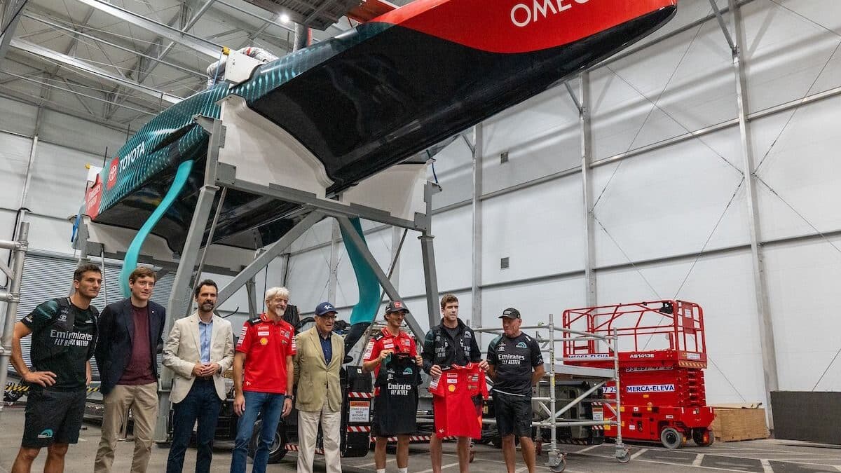 Imagen del acto de hermanamiento entre Emirates Team New Zealand con Ducati Lenovo Team