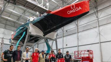 Emirates Team New Zealand se hermana con Ducati Lenovo Team en un encuentro entre campeones en Barcelona